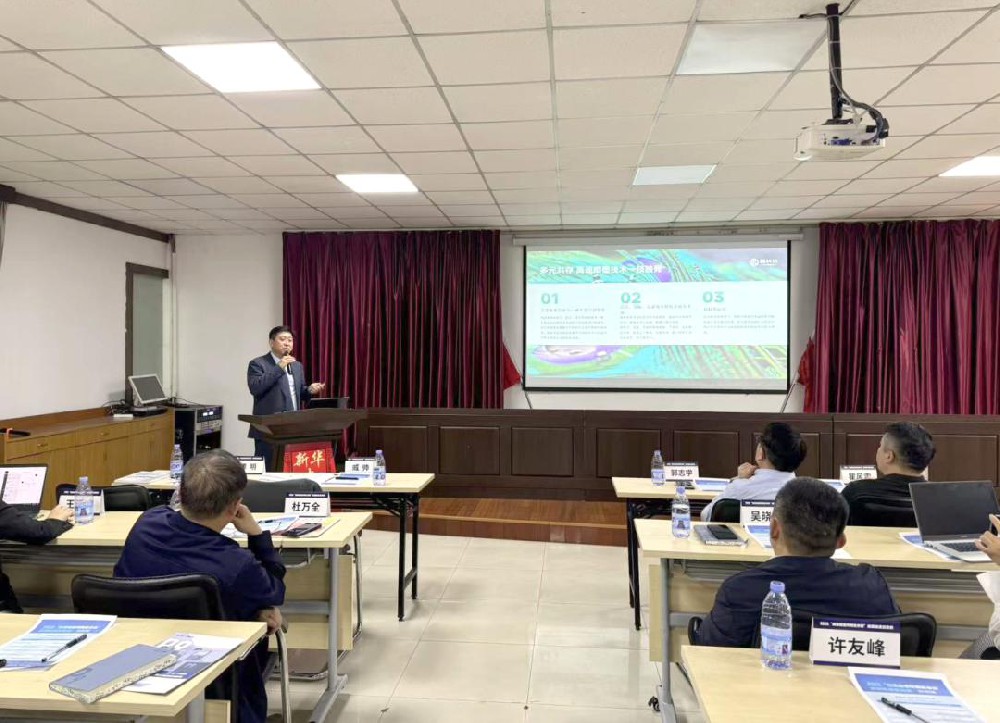 盈科杰受邀請參加2025“高速噴墨印刷在中國”巡回技術(shù)交流會(huì)，活動(dòng)現(xiàn)場大幅面高速噴墨數(shù)字印刷設(shè)備引圍觀